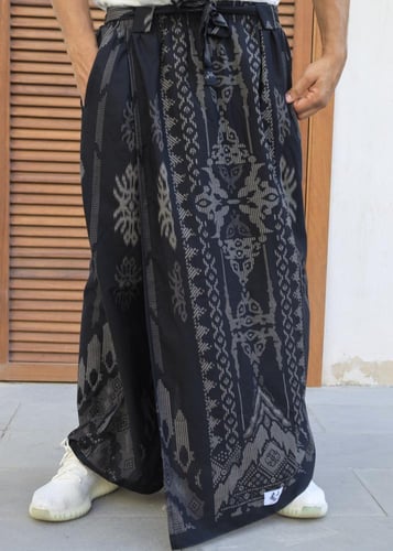 إزرهـ بنقشة اللون اسود للجنسين