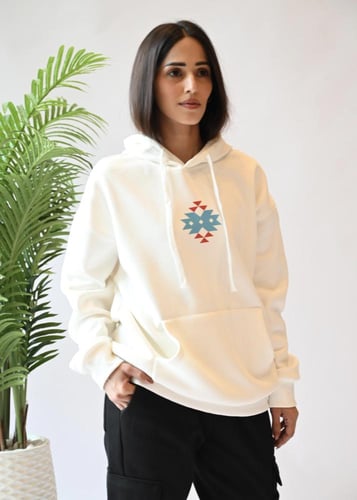 هودي إزرهـ باللون الأبيض