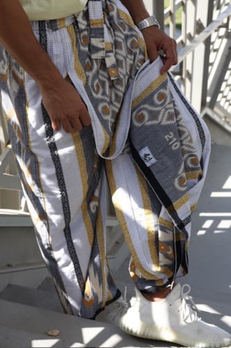 إزرهـ بنقشه باللون الأبيض والرمادي