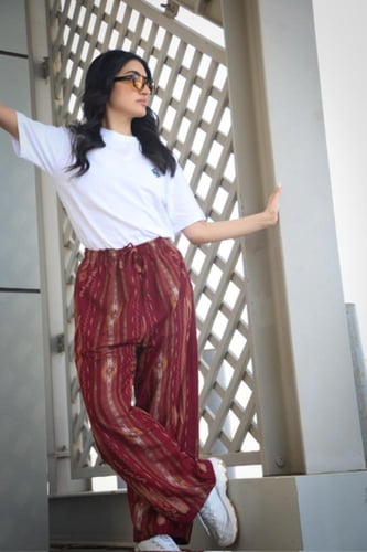 بنطلون واسع بنقشه لون عودي