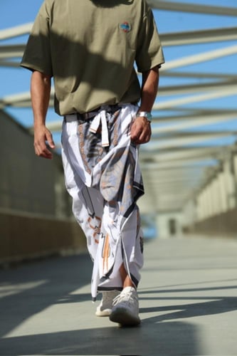 إزرهـ بنقشه لون أبيض ورمادي