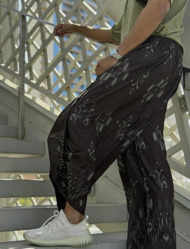 إزرهـ بنقشه لون بني غامق