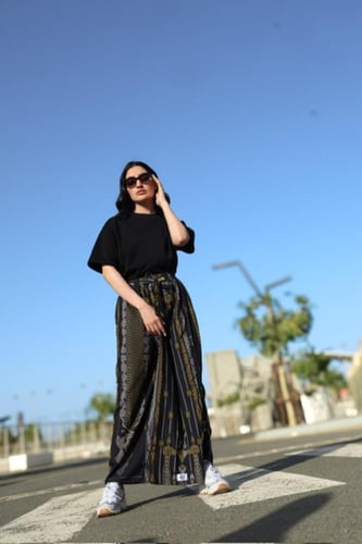 إزرهـ بنقشه باللون الأصفر و الأسود