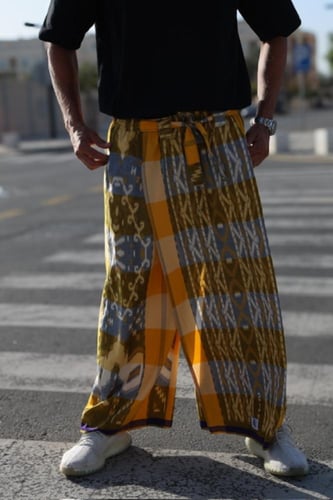 إزرهـ بنقشه باللون الأصفر