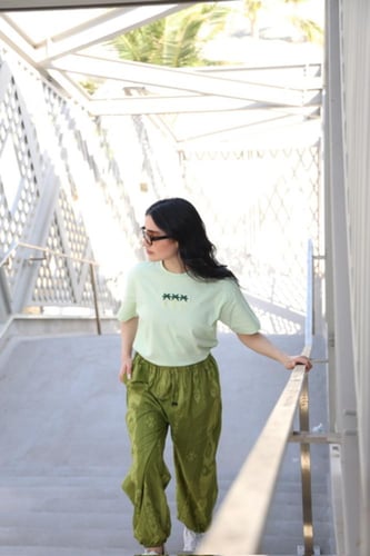 شروال واسع باللون الأخضر