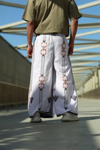 إزرهـ بنقشه لون أبيض ورمادي