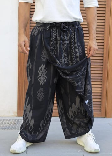 إزرهـ بنقشة اللون اسود للجنسين