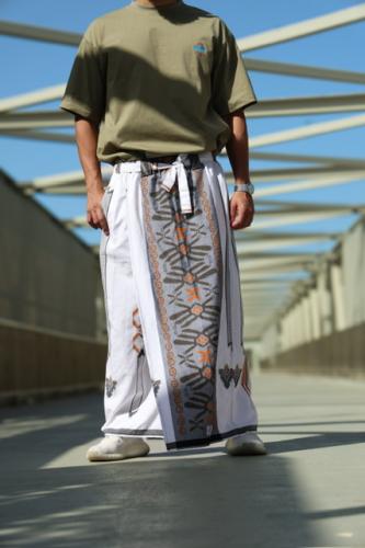 إزرهـ بنقشه لون أبيض ورمادي