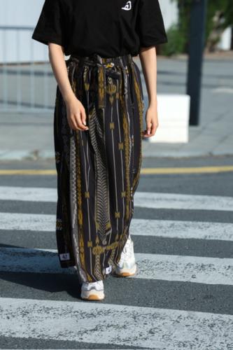 إزرهـ بنقشه باللون الأصفر و الأسود