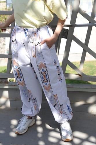 شروال واسع بنقشة باللون الابيض