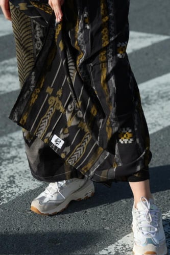 إزرهـ بنقشه باللون الأصفر و الأسود