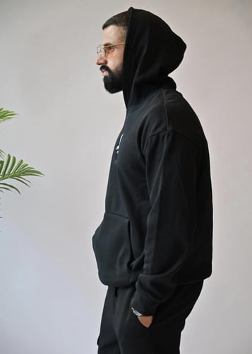 هودي إزرهـ باللون الأسود