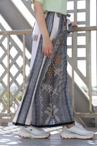 إزرهـ بنقشه اللون أبيض ورمادي