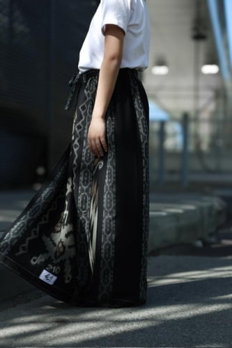 إزرهـ بنقشه لون أسود