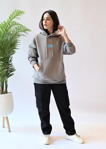 هودي بشعار إزرهـ باللون الرمادي للجنسين