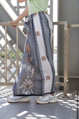 إزرهـ بنقشه اللون أبيض ورمادي