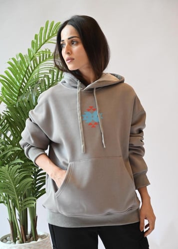 هودي بشعار إزرهـ باللون الرمادي للجنسين