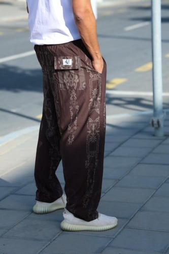 بنطلون واسع بنقشه لون بني