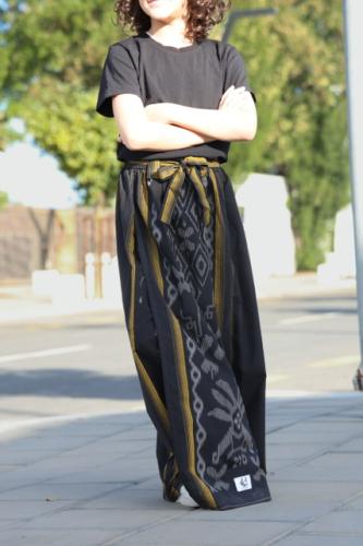 إزرهـ بنقشه باللون الأسود والأصفر