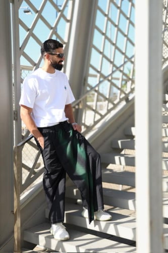 إزرهـ باللون الأسود والأخضر