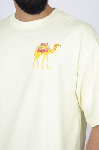 تيشيرت باللون الأصفر