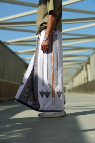 إزرهـ بنقشه لون أبيض ورمادي