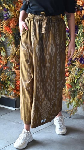 إزرهـ بنقشة اللون بني للجنسين