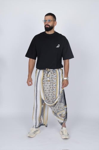 إزرهـ بنقشه باللون الأبيض والرمادي