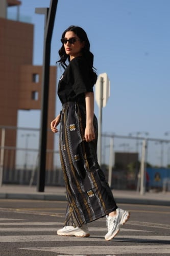 إزرهـ بنقشه باللون الأصفر و الأسود