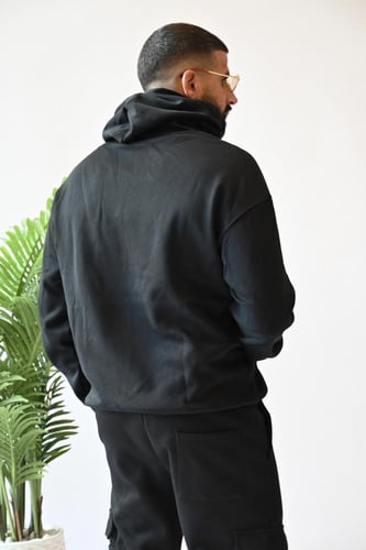 هودي إزرهـ باللون الأسود