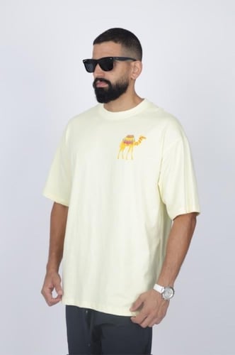 تيشيرت باللون الأصفر