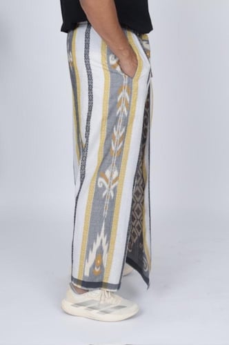 إزرهـ بنقشه باللون الأبيض والرمادي