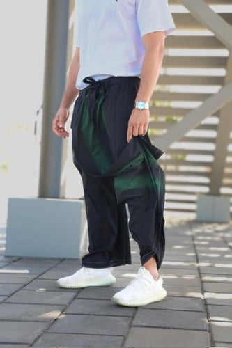 إزرهـ باللون الأسود والأخضر