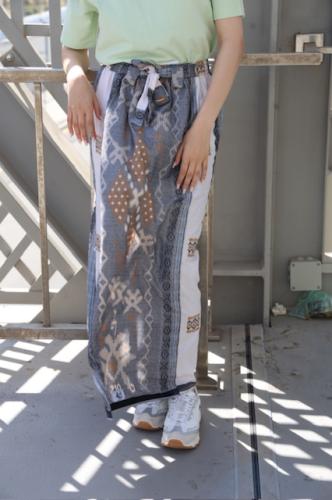 إزرهـ بنقشه اللون أبيض ورمادي