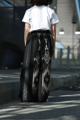 إزرهـ بنقشه لون أسود