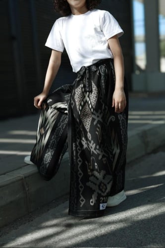 إزرهـ بنقشه لون أسود