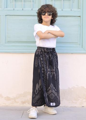 إزرهـ بنقشة اللون الأسود للأطفال