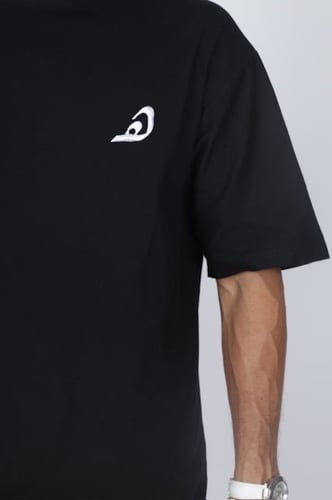 تيشيرت باللون الأسود