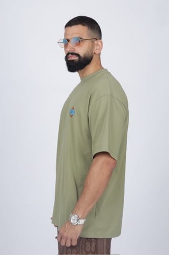 تيشيرت باللون الزيتي مطرز بشعار إزرهـ