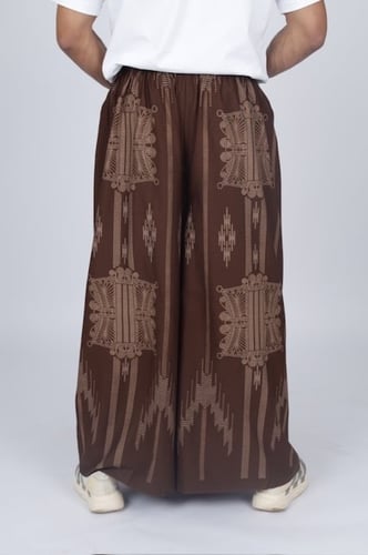 ازرهـ بنقشه باللون البني