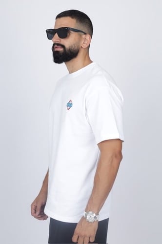 تيشيرت أبيض مطرز بشعار إزرهـ