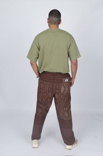 تيشيرت باللون الزيتي مطرز بشعار إزرهـ