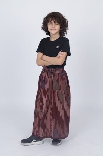 ازرهـ بنقشه باللون العودي