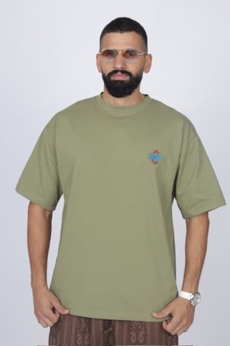 تيشيرت باللون الزيتي مطرز بشعار إزرهـ