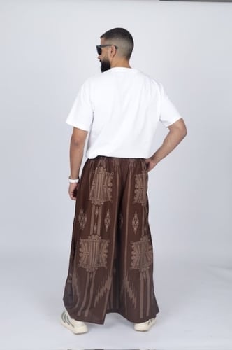 ازرهـ بنقشه باللون البني