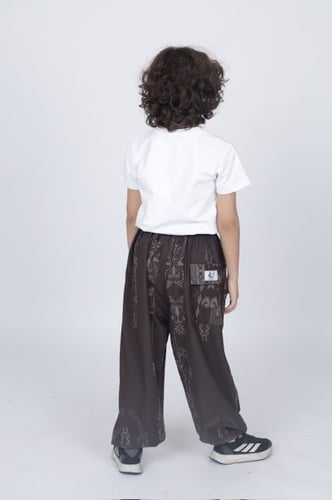 شروال واسع بنقشه باللون البني للاطفال