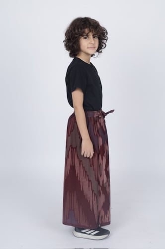 ازرهـ بنقشه باللون العودي