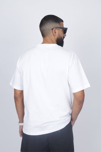 تيشيرت أبيض مطرز بشعار إزرهـ