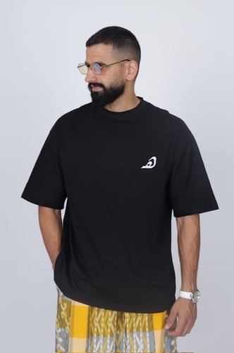 تيشيرت باللون الأسود