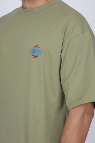 تيشيرت باللون الزيتي مطرز بشعار إزرهـ